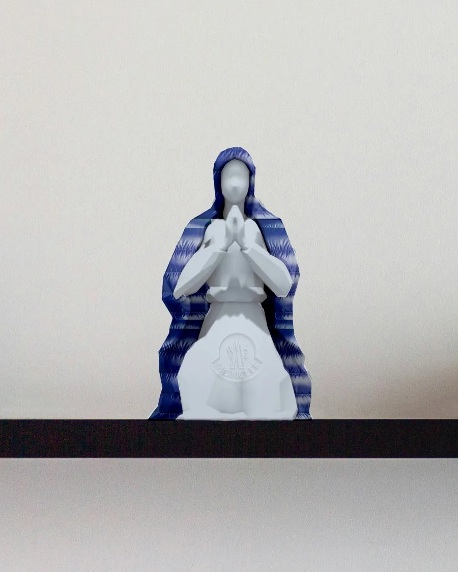 Figura con manto acolchado azul y blanco