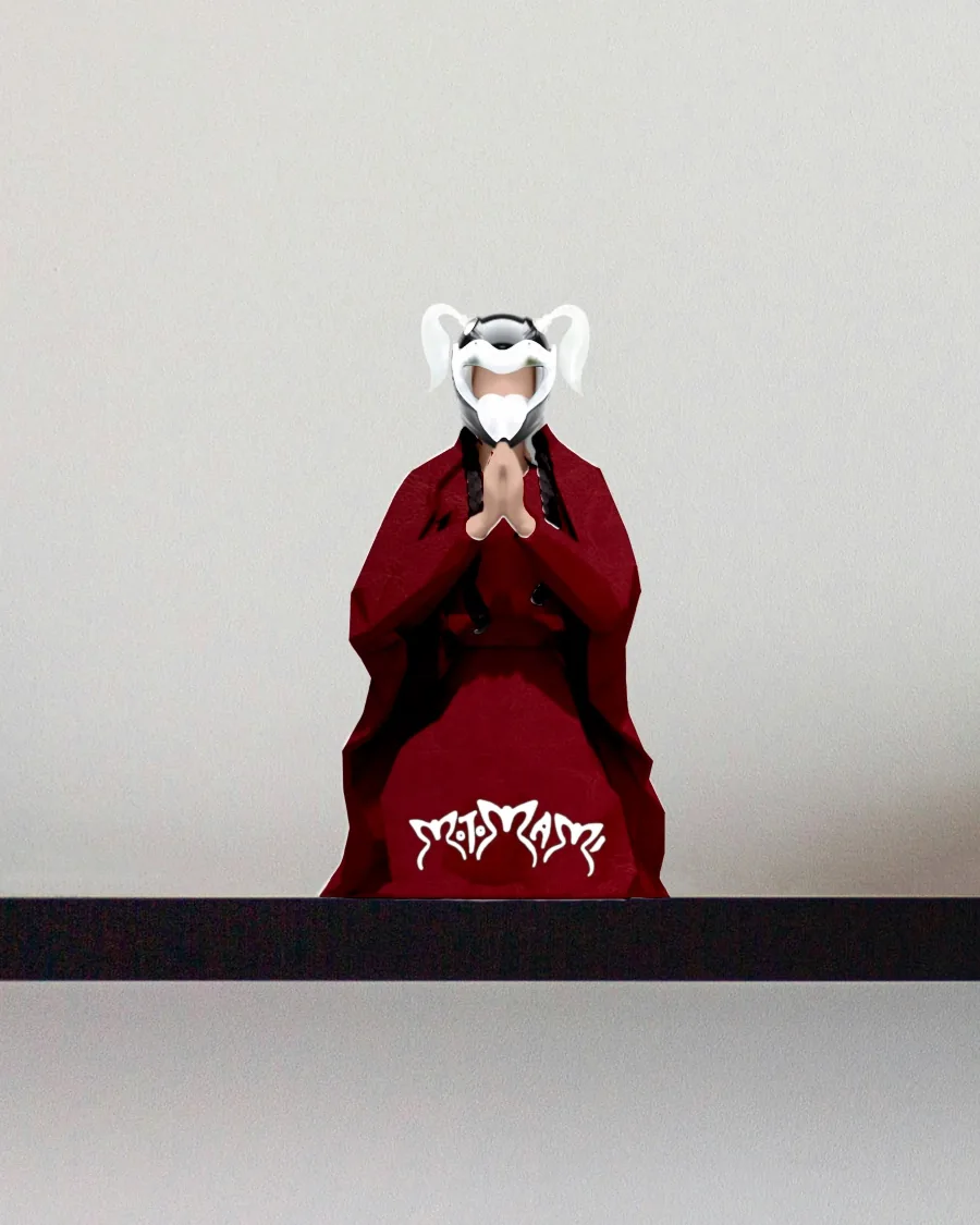 Figura con manto rojo y casco blanco