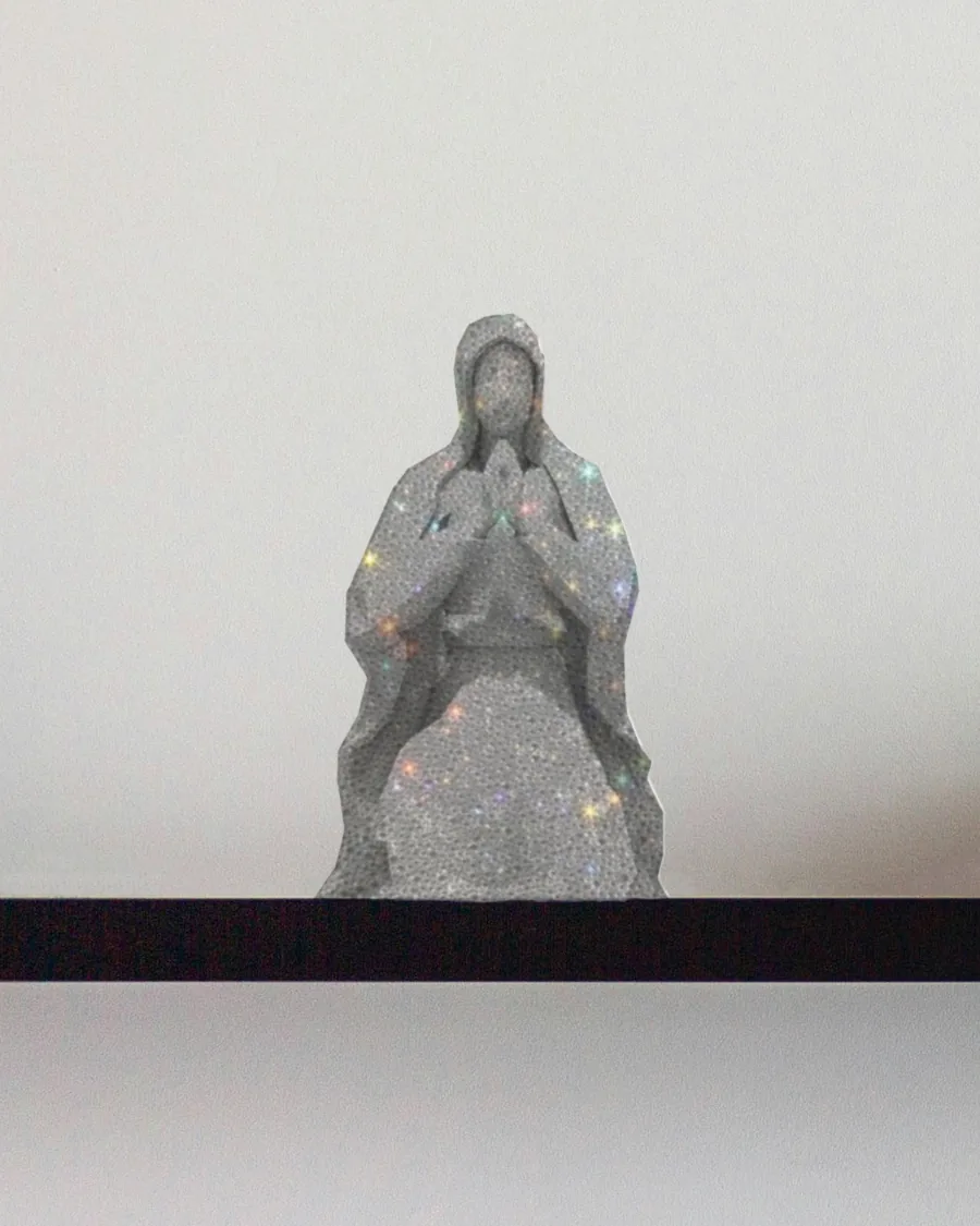 Figura cubierta de cristales